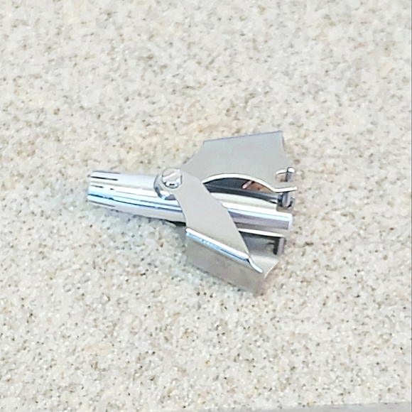 STAINLESS STEEL MANUAL NOSE HAIR CLIPPERS - Picture 3 of 6